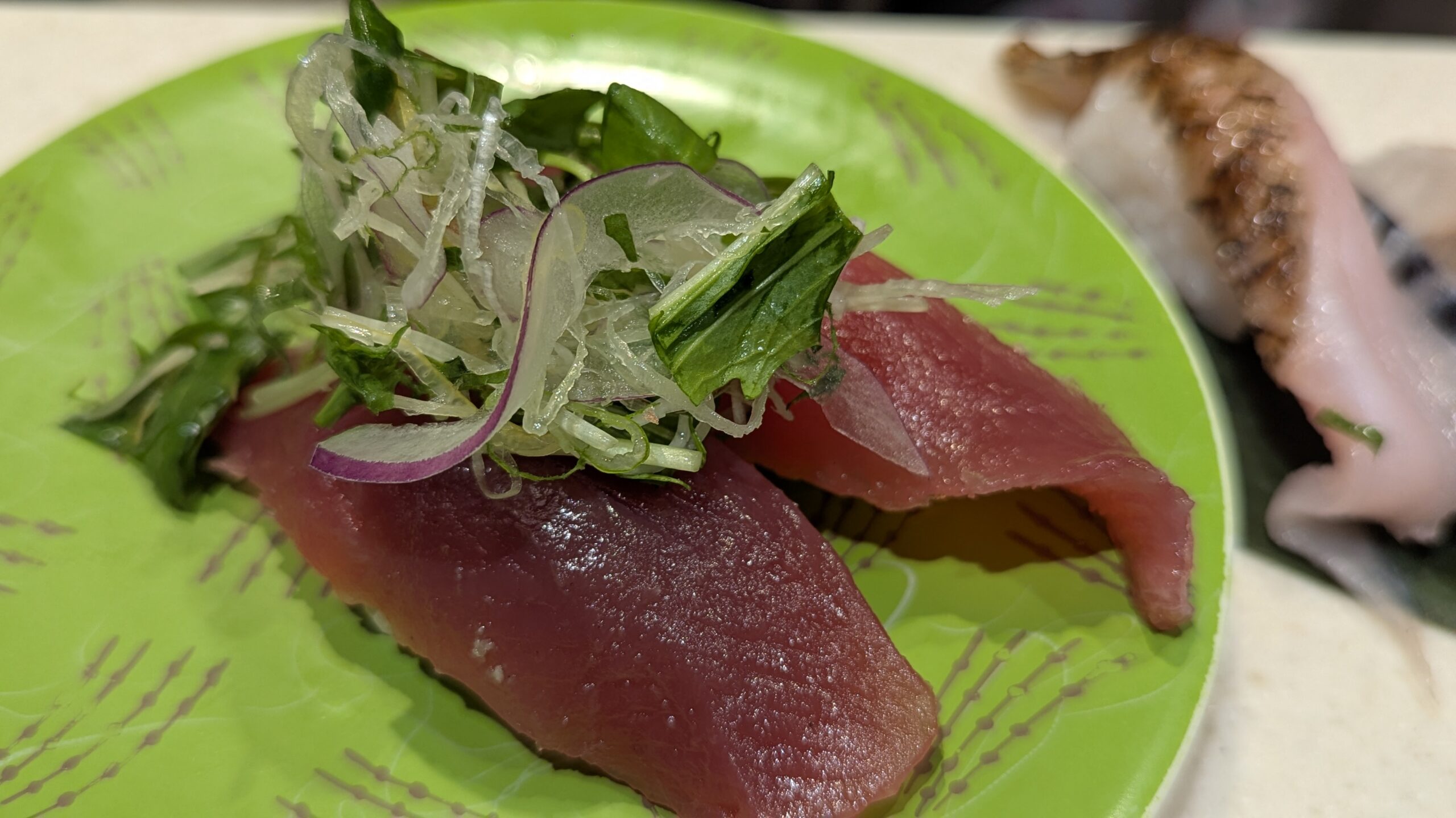 根室花まるの春かつおの寿司