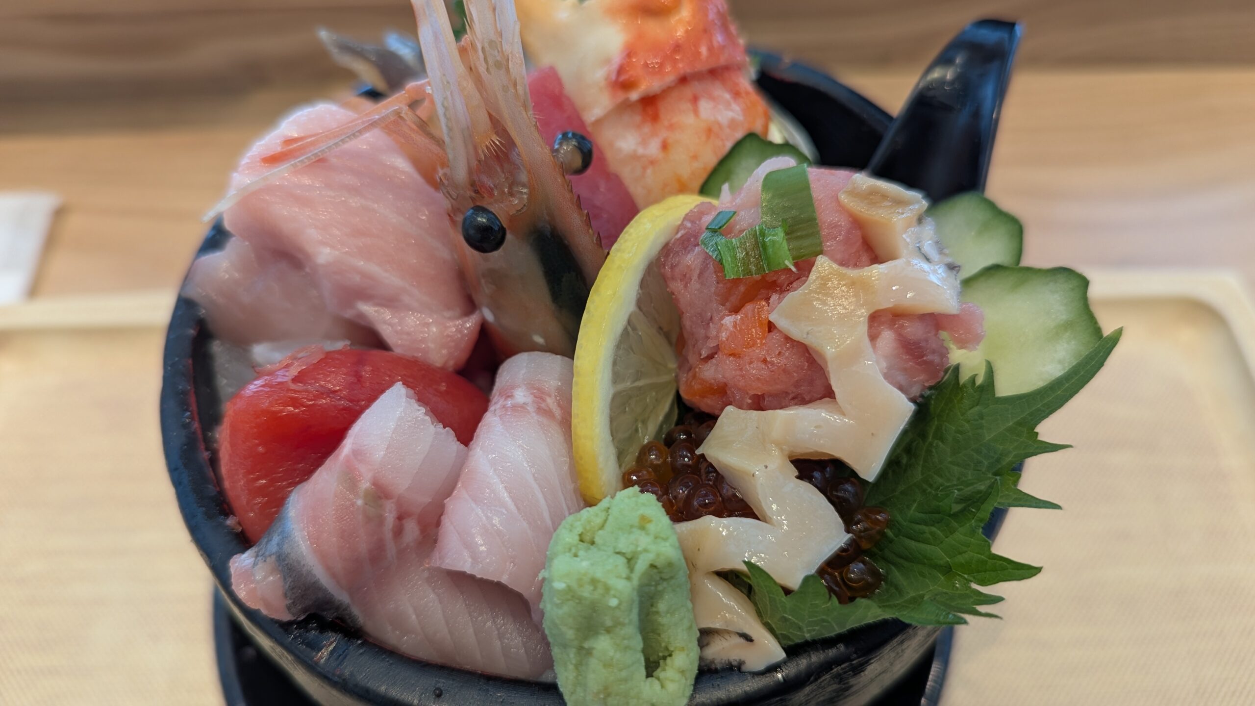 まごころ食堂の新鮮な海鮮丼