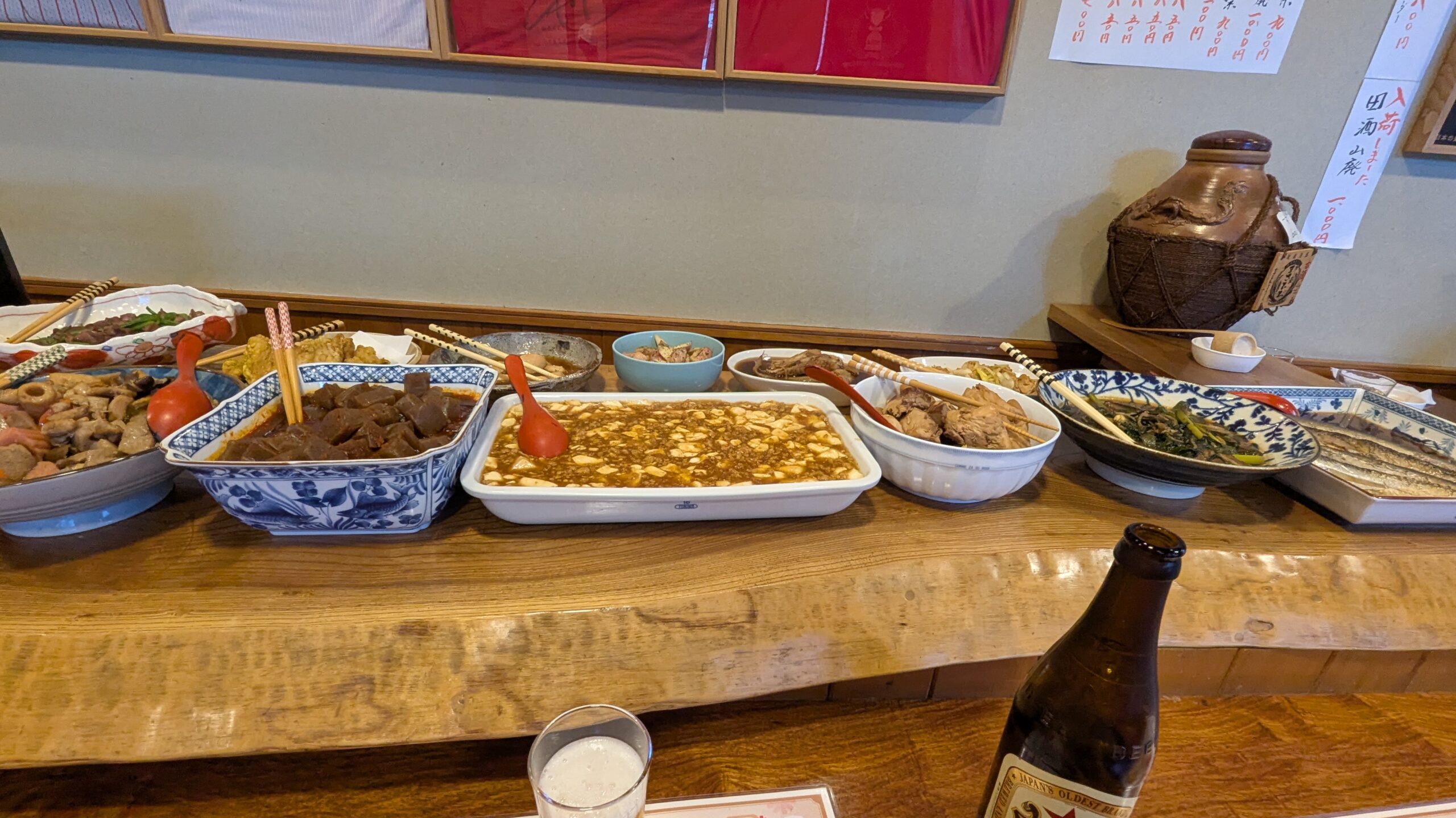 家庭料理 大助のカウンターに並ぶおばんざい