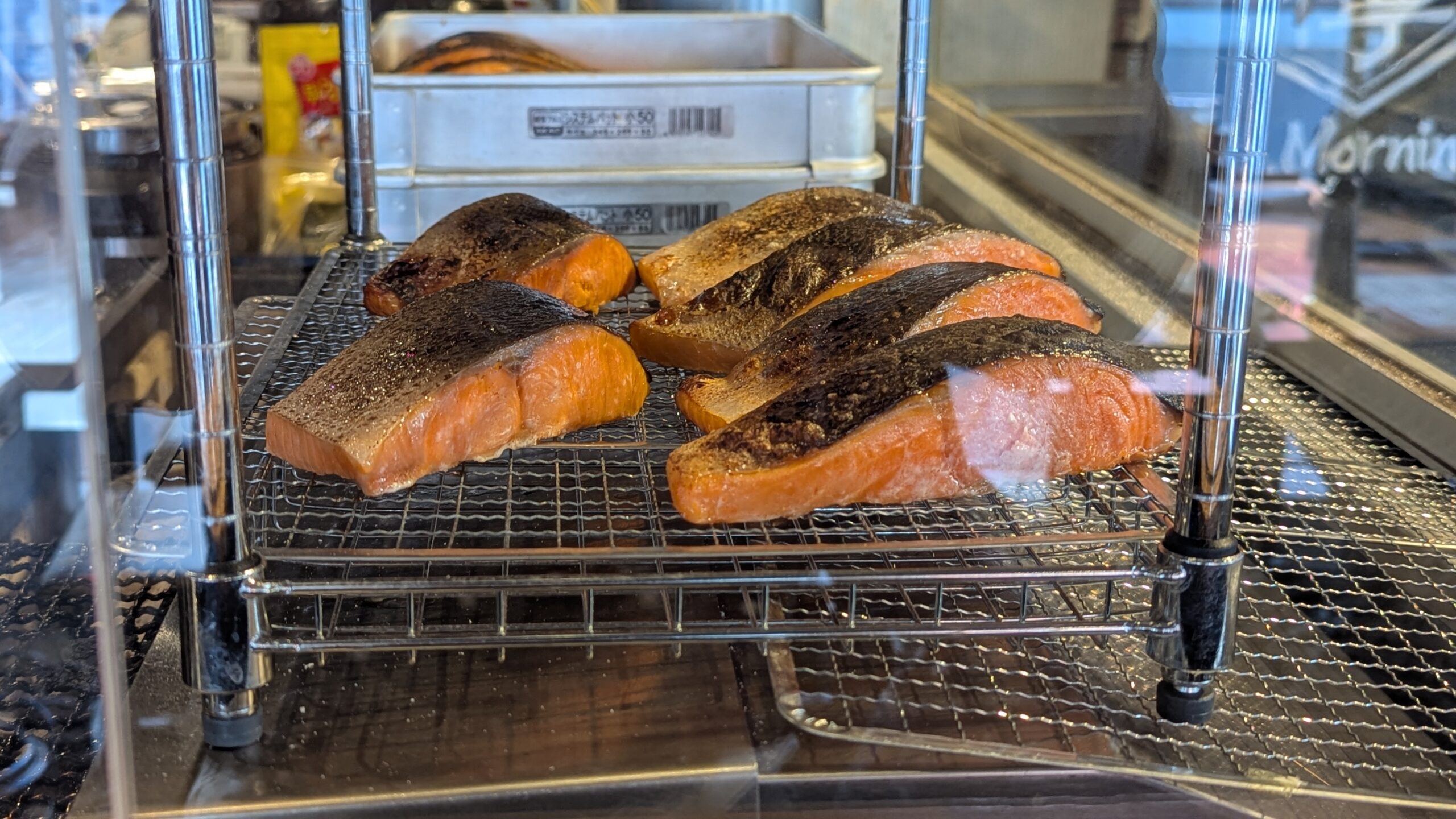 朝れもんで焼かれている銀しゃけ