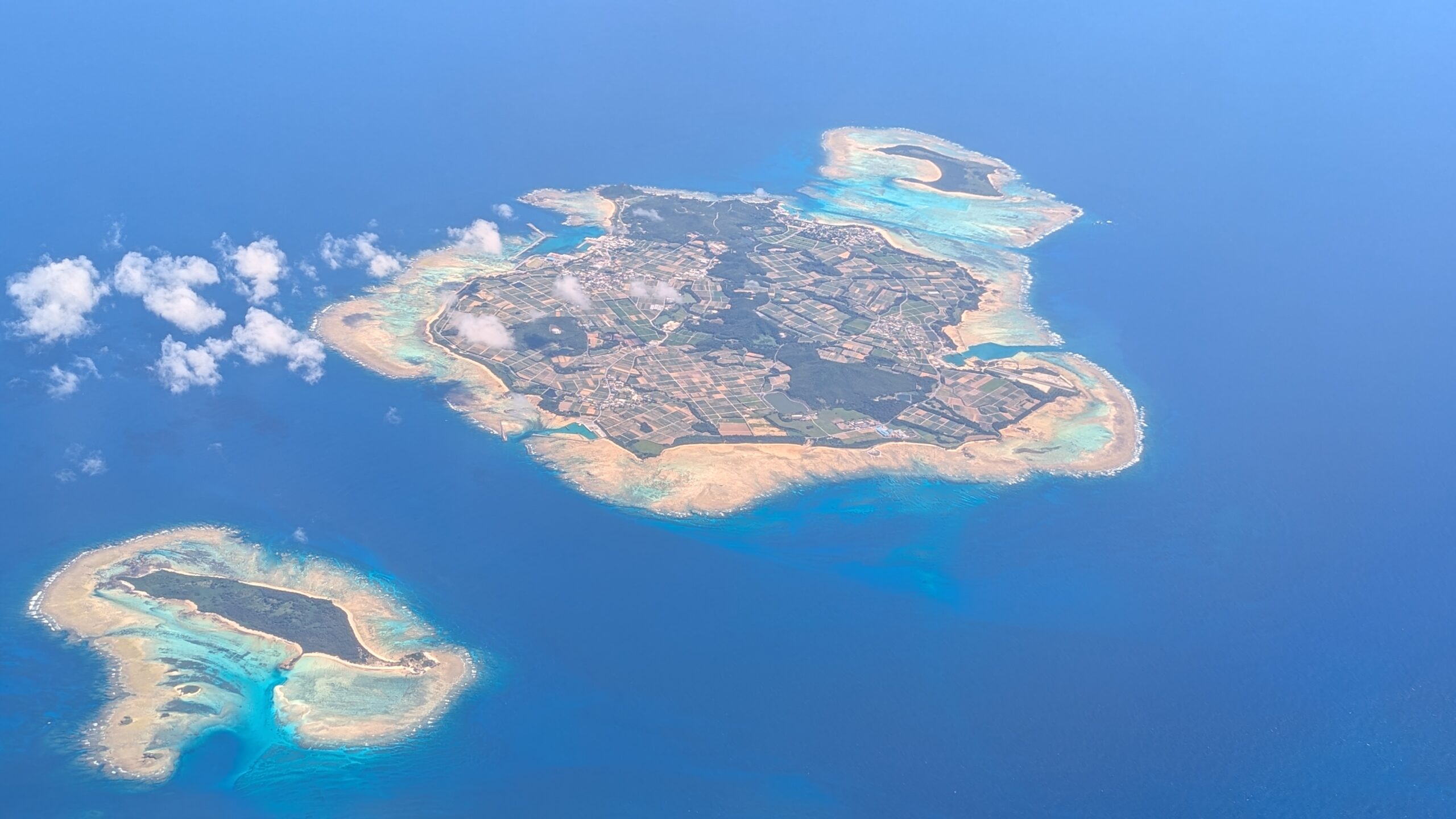 青い海に浮かぶ沖縄の島々