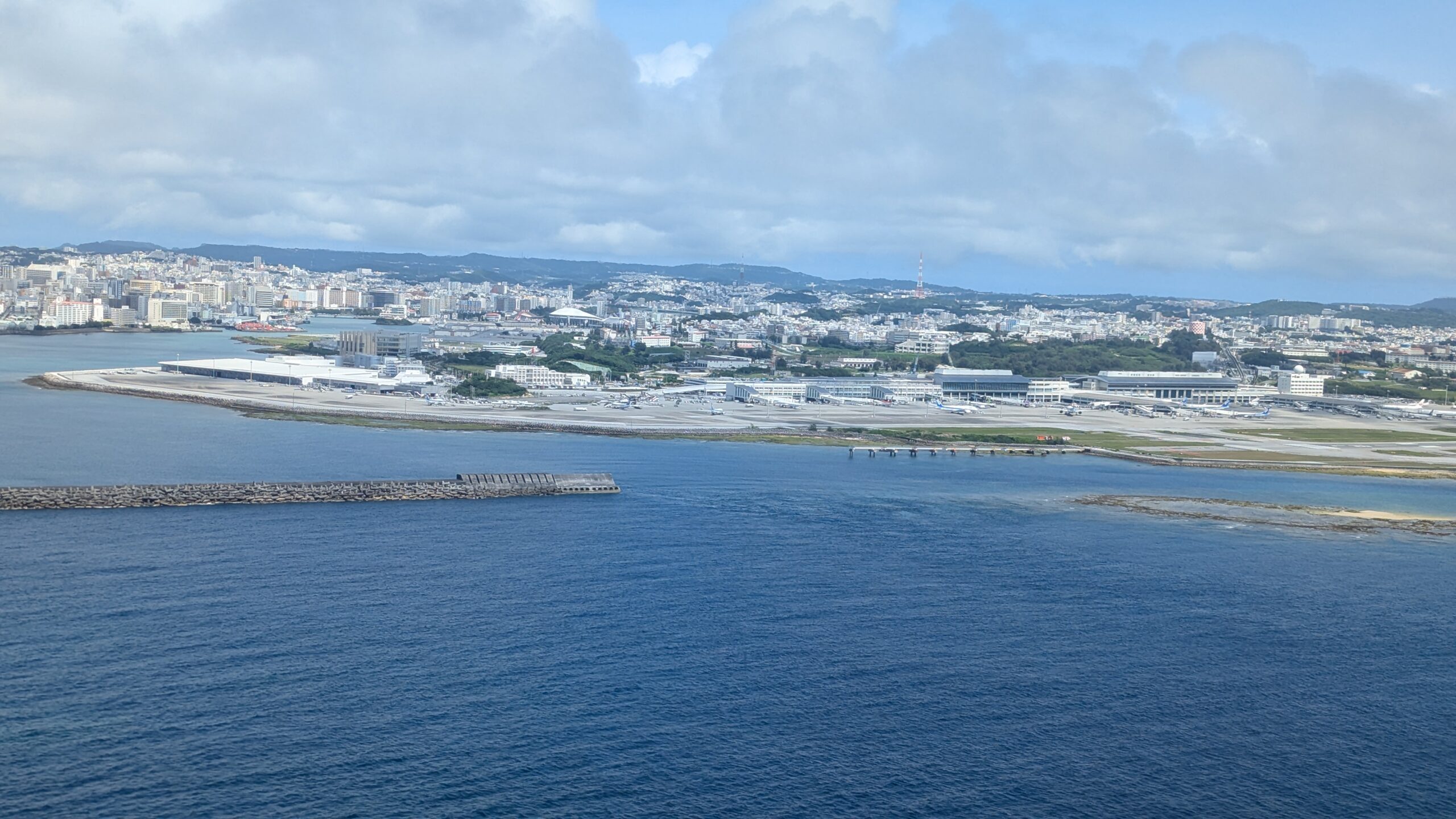 飛行機から見た那覇空港周辺の街並み
