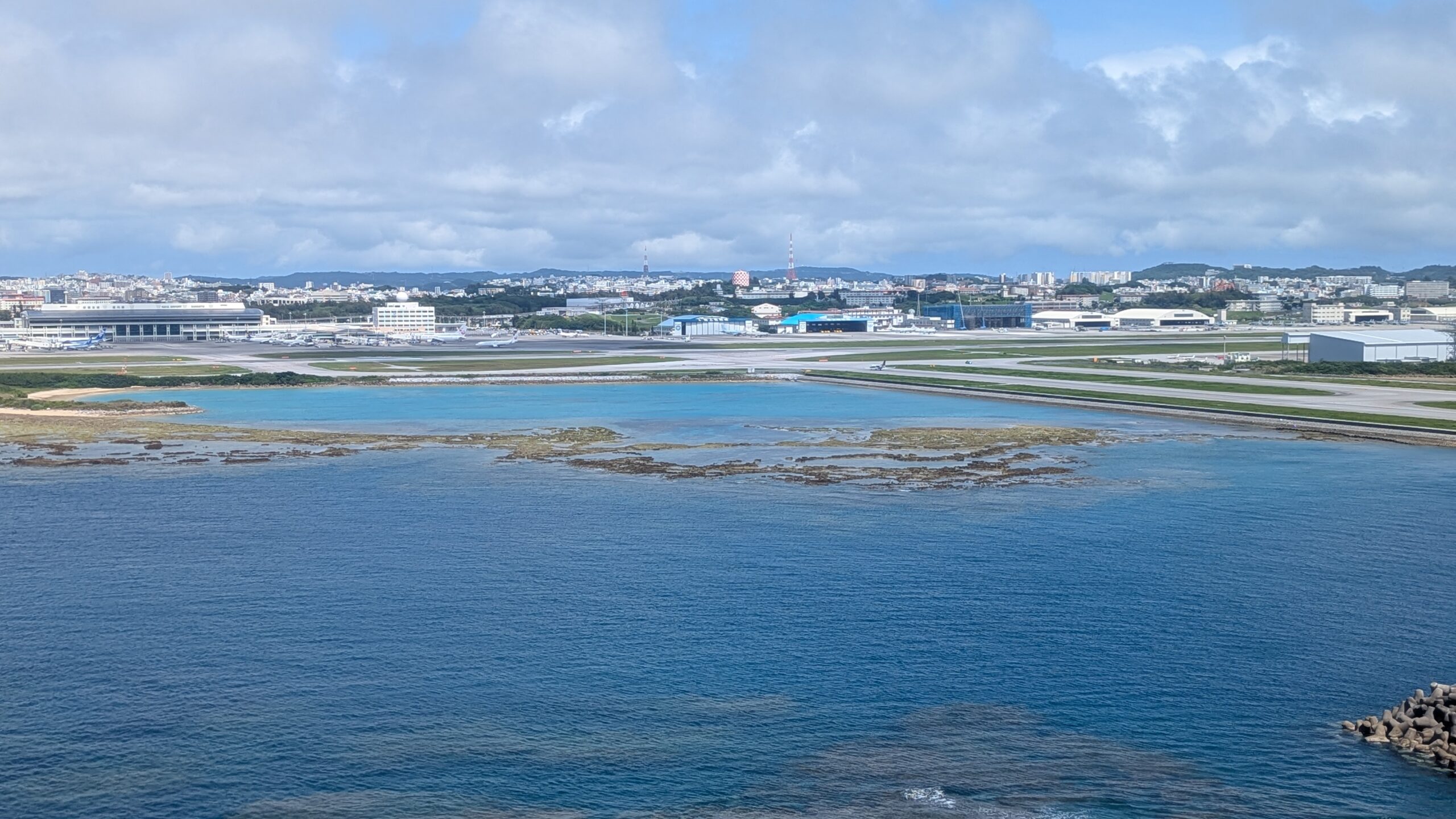 那覇空港へ着陸前に見えた海岸線