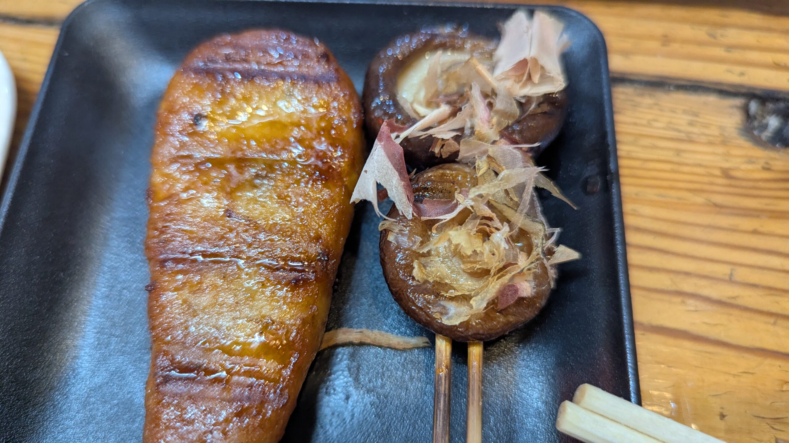 足立屋のつくねとしいたけの串焼き