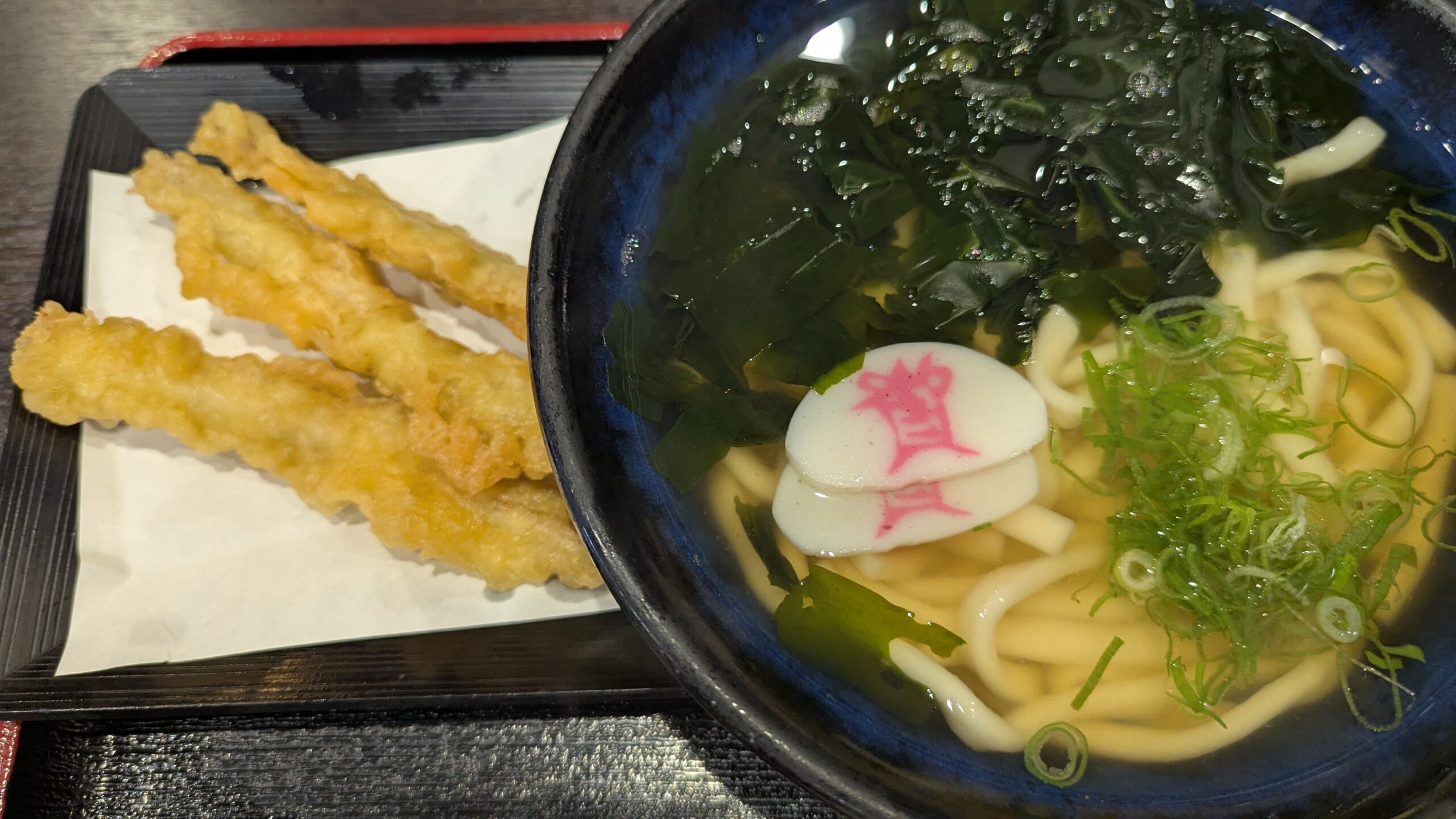 資さんうどんのごぼう天とわかめうどん