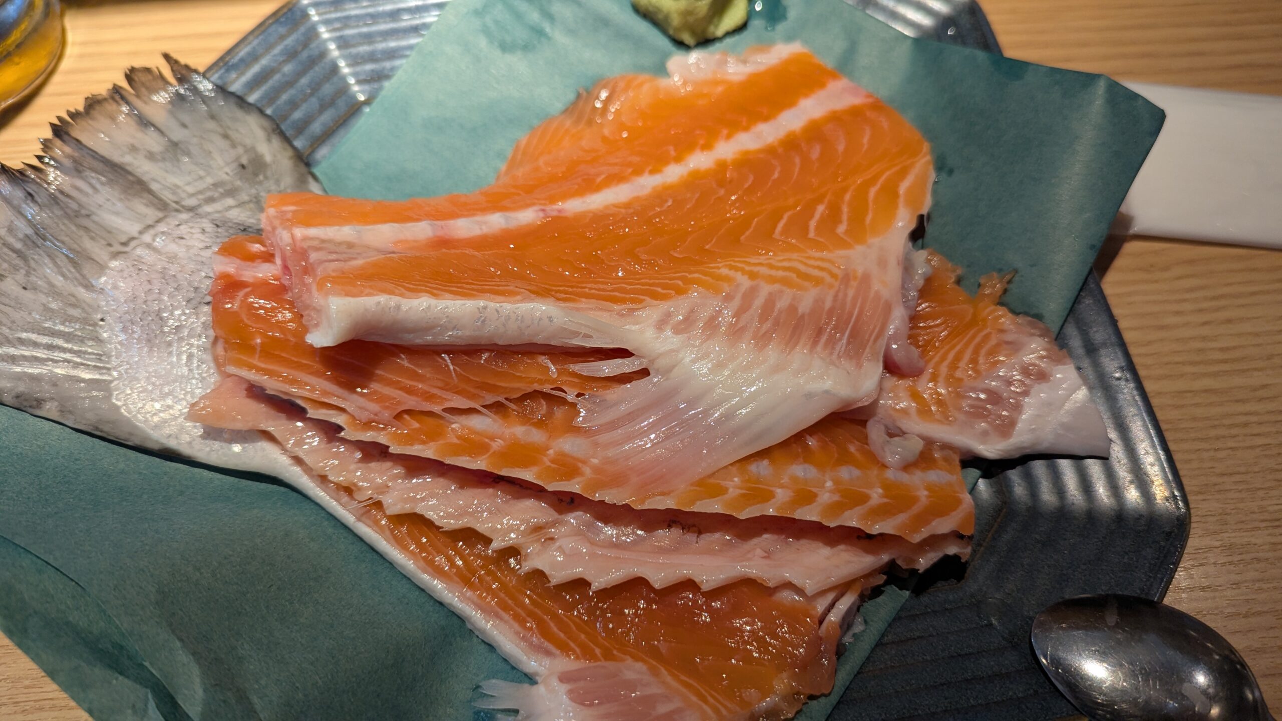 シハチ鮮魚店のサーモン中落ち