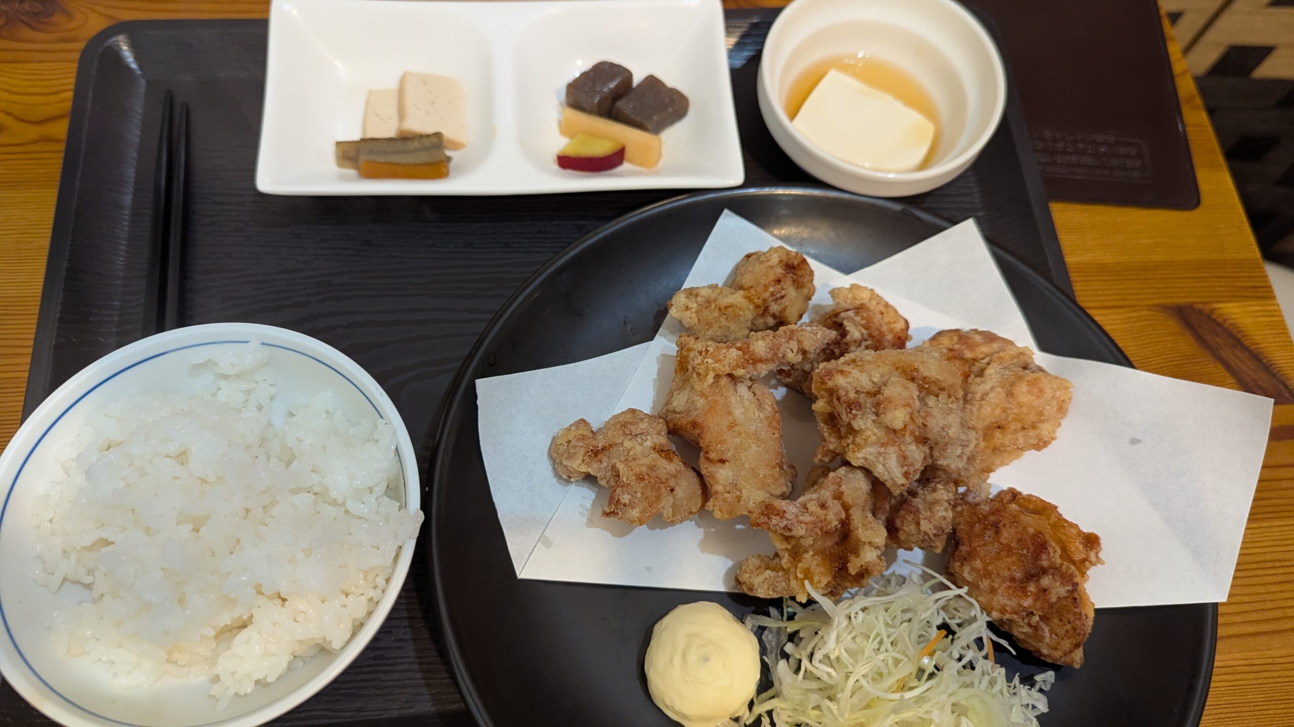 まるみ食堂のからあげ定食