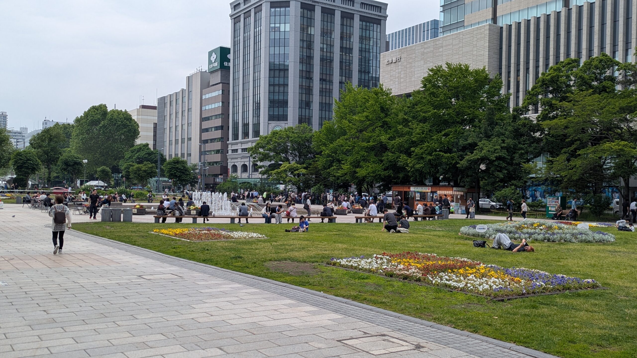 大通公園の花壇と街並み