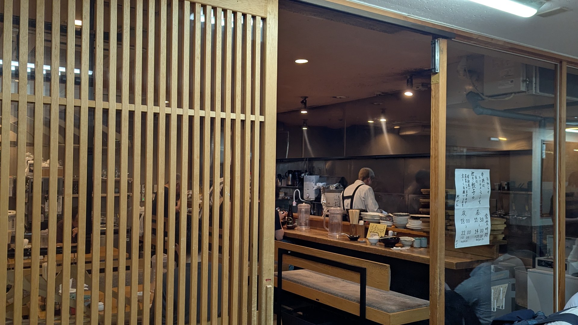 博多炊き餃子 池ぽんの店内