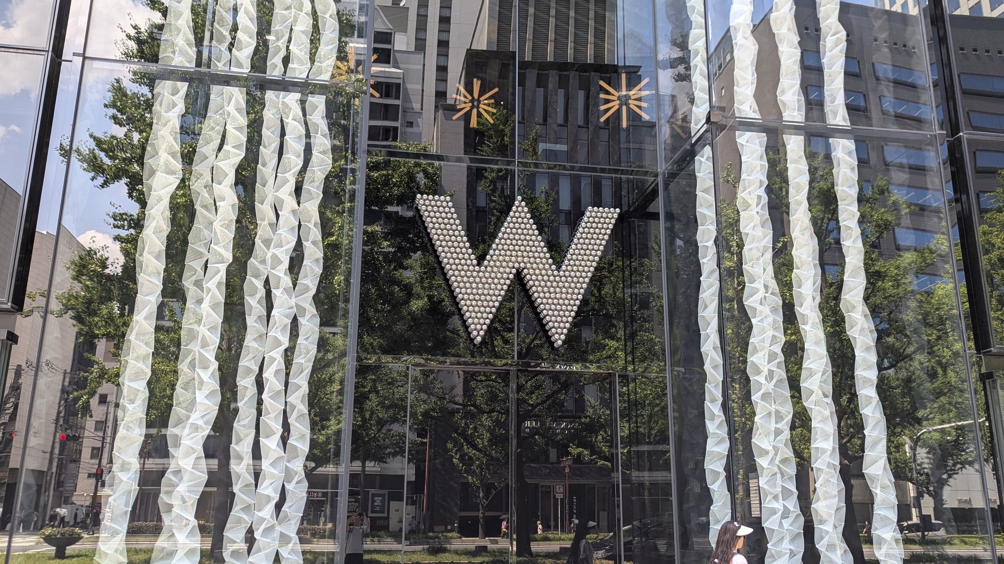 御堂筋沿いに建つW大阪の外観