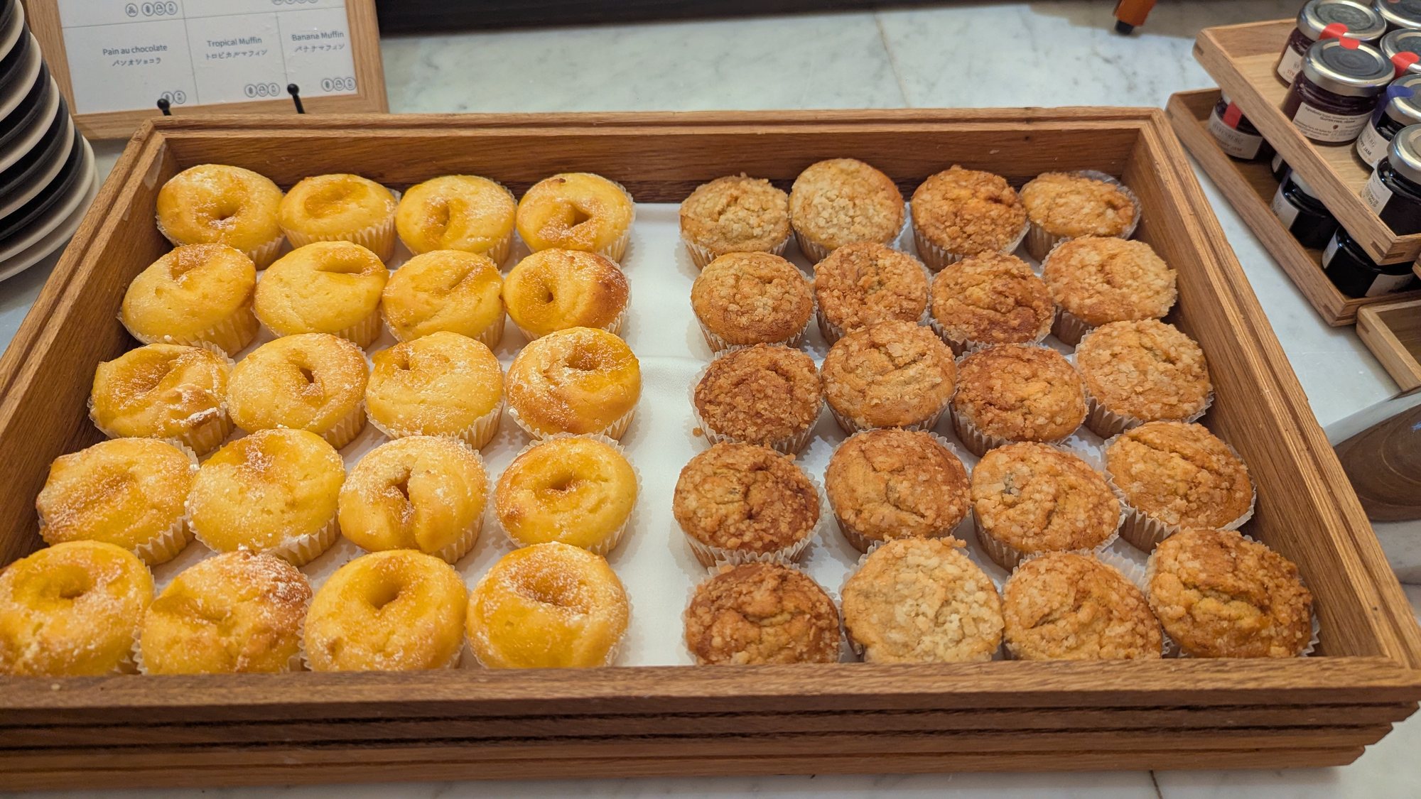 W大阪の朝食ビュッフェに並ぶドーナツと焼き菓子
