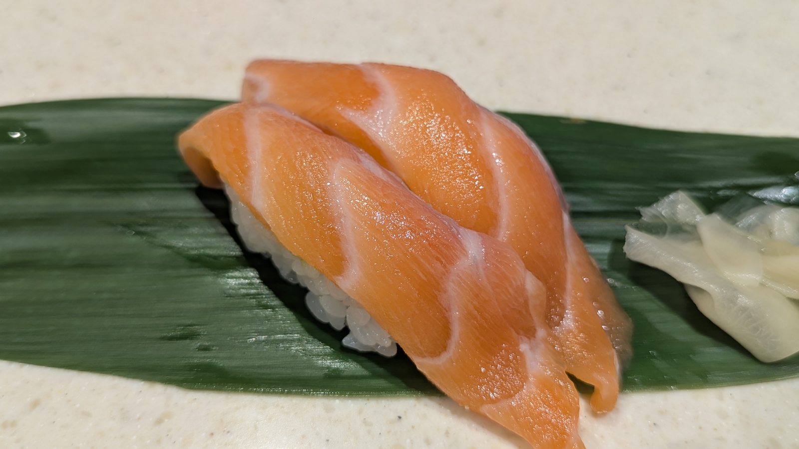 根室花まるの生サーモン握り
