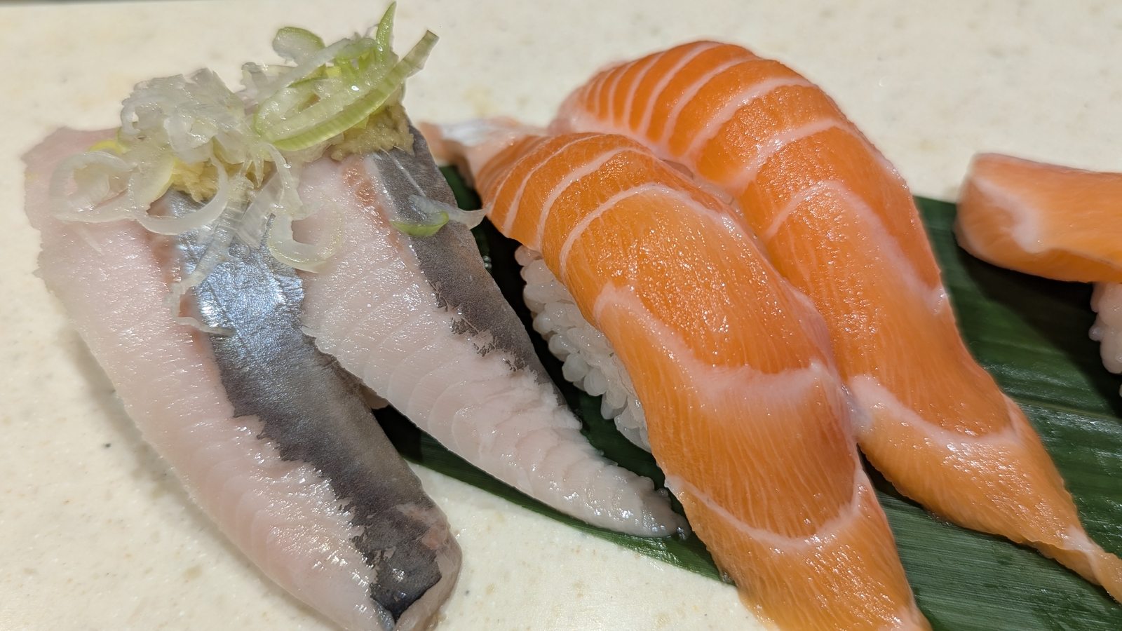 根室花まるのしめさばとサーモン握り