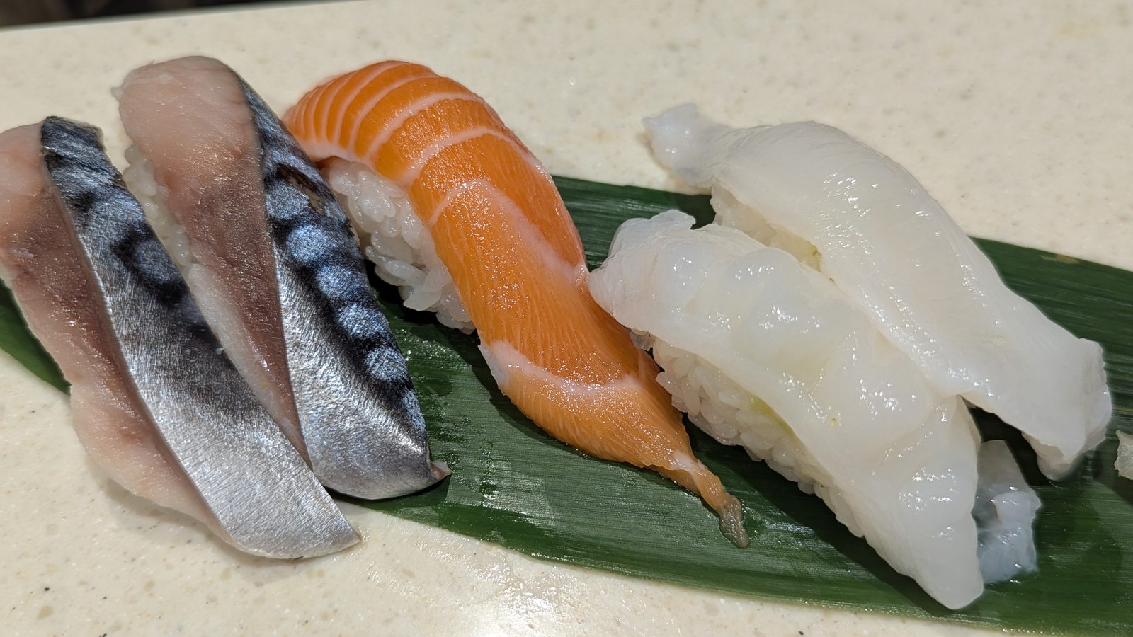 根室花まるのしめさば・サーモンはらす・活たこ