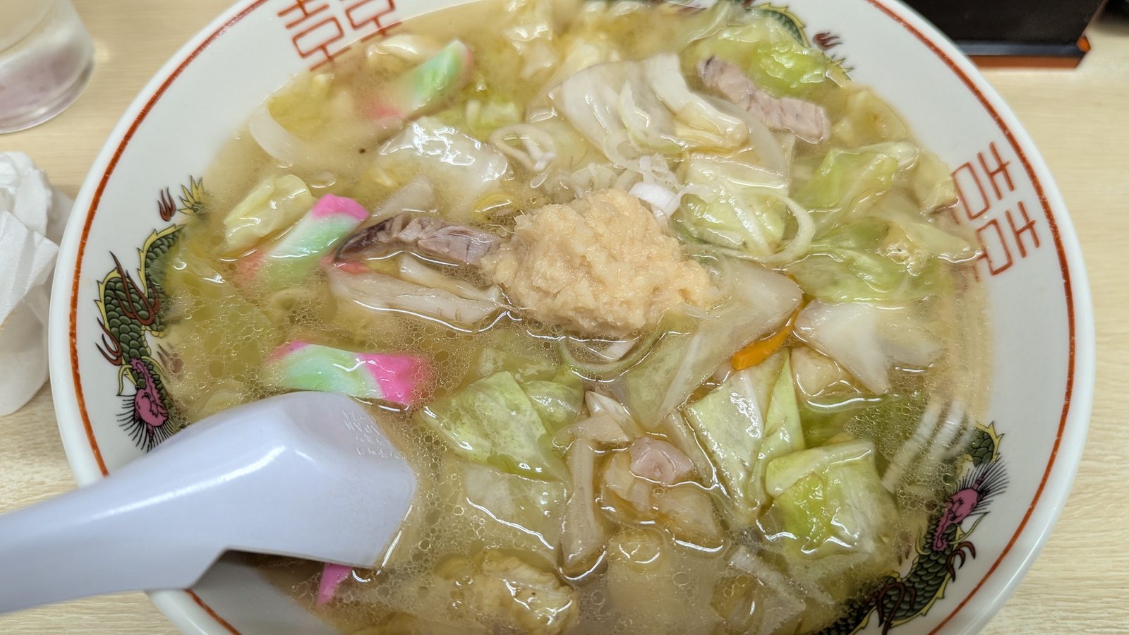 ラーメン信月の野菜を追加した塩しょうがラーメン