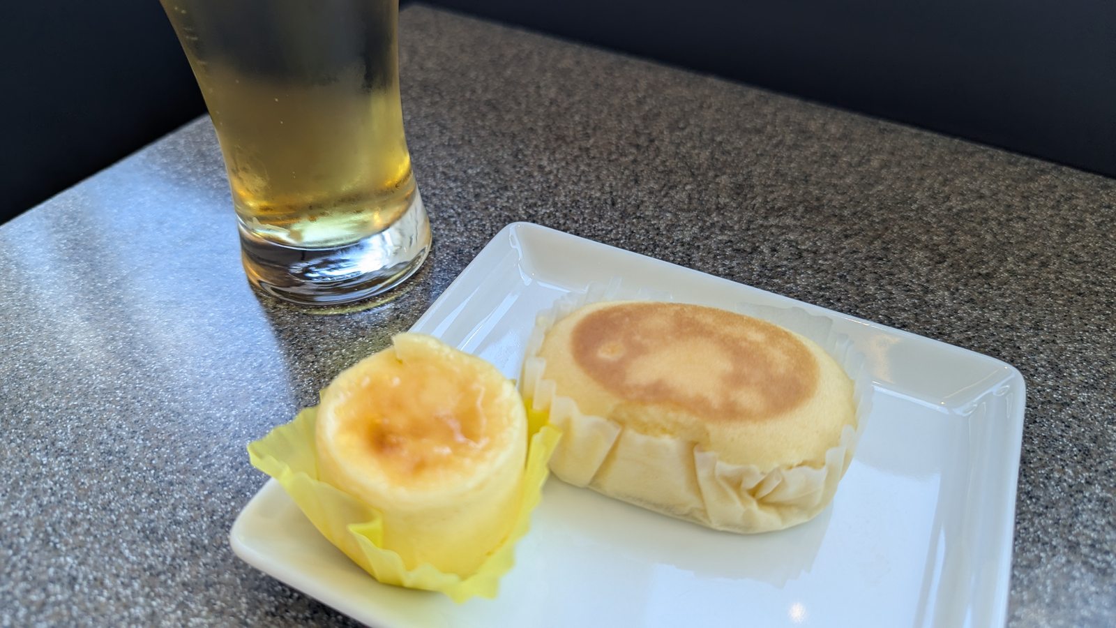 新千歳空港ANA SUITE LOUNGEのスイーツとビール