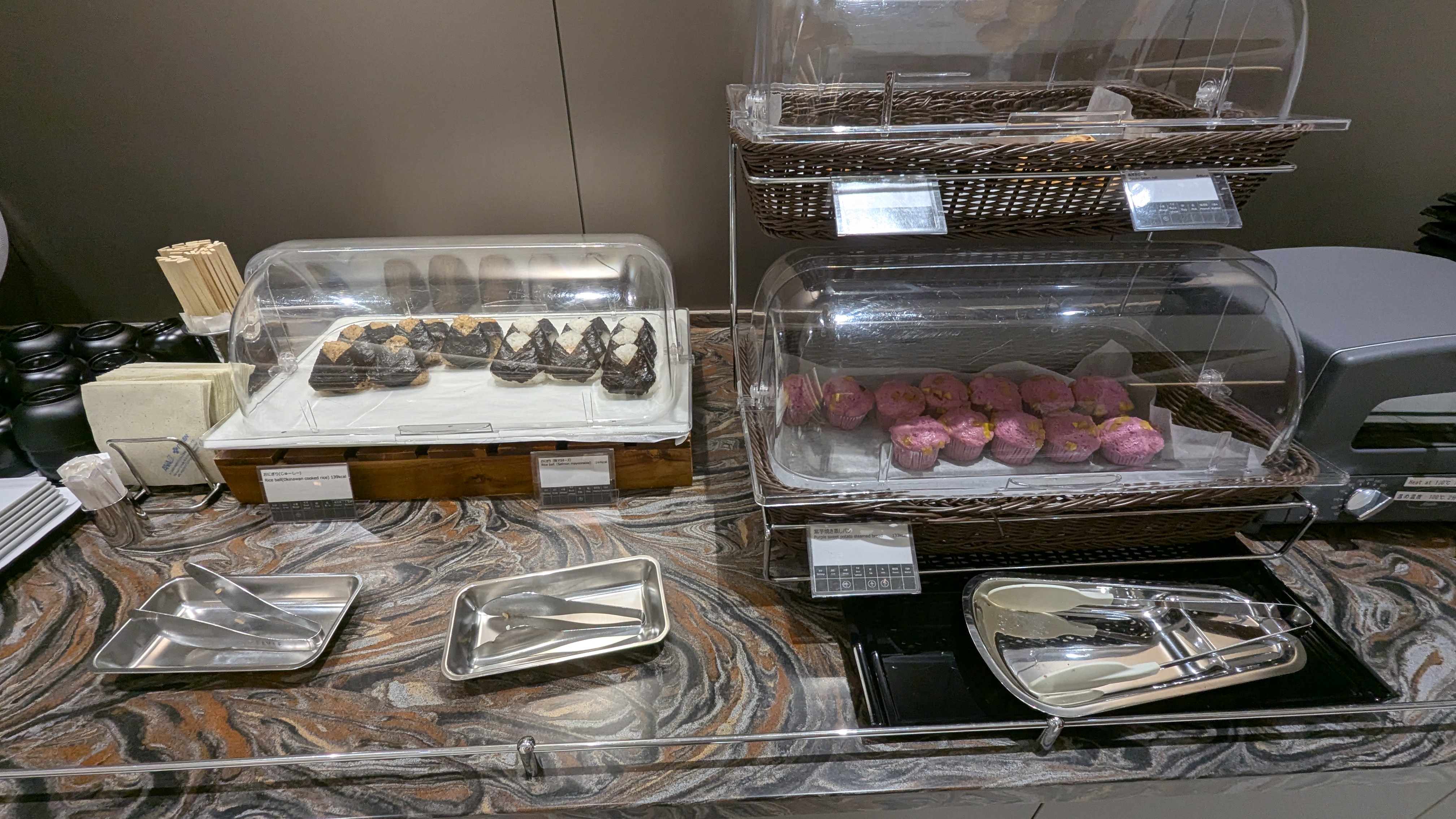 那覇空港ANA SUITE LOUNGEのじゅーしーおにぎりと軽食