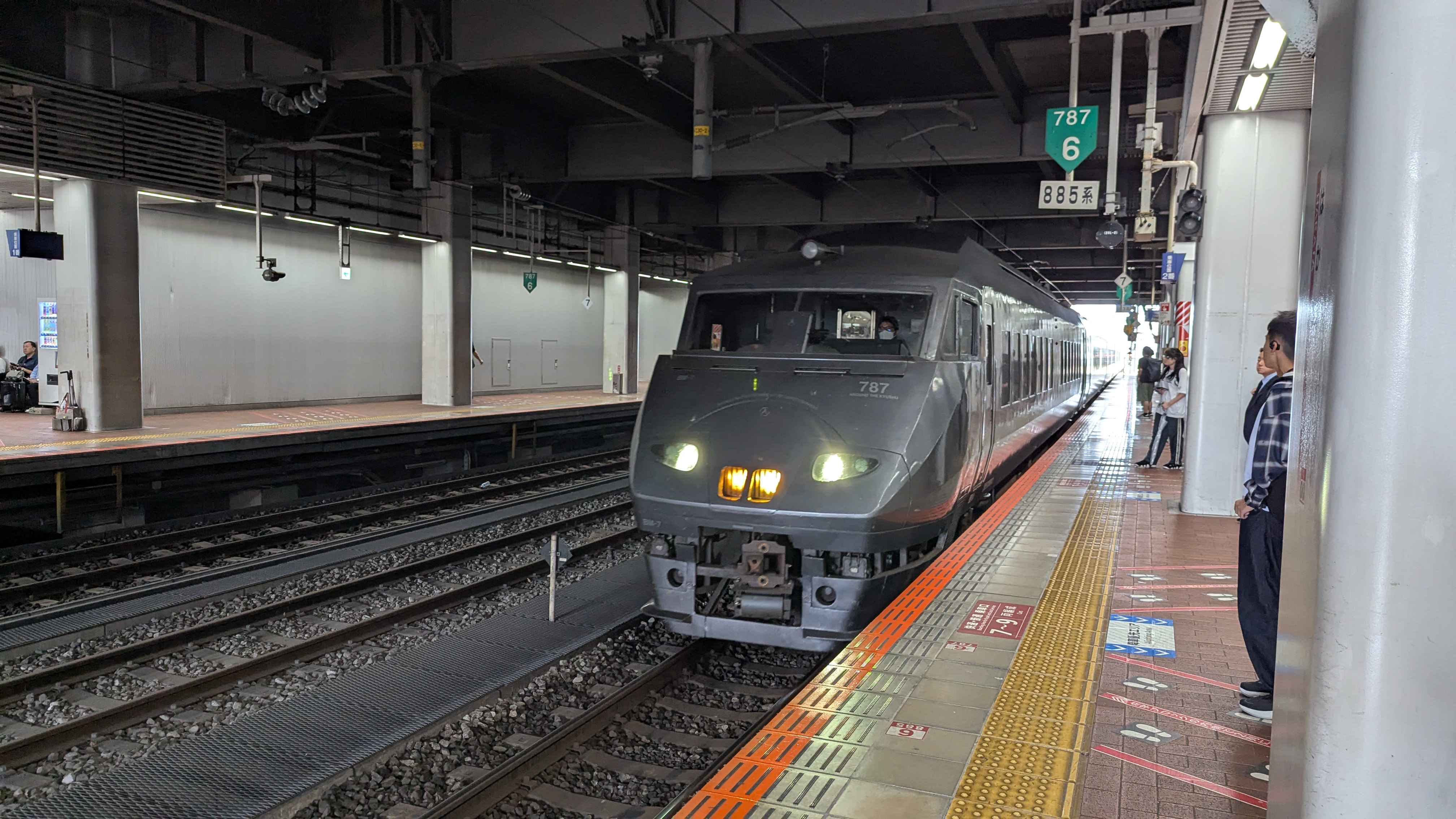 博多駅に到着した特急リレーかもめ