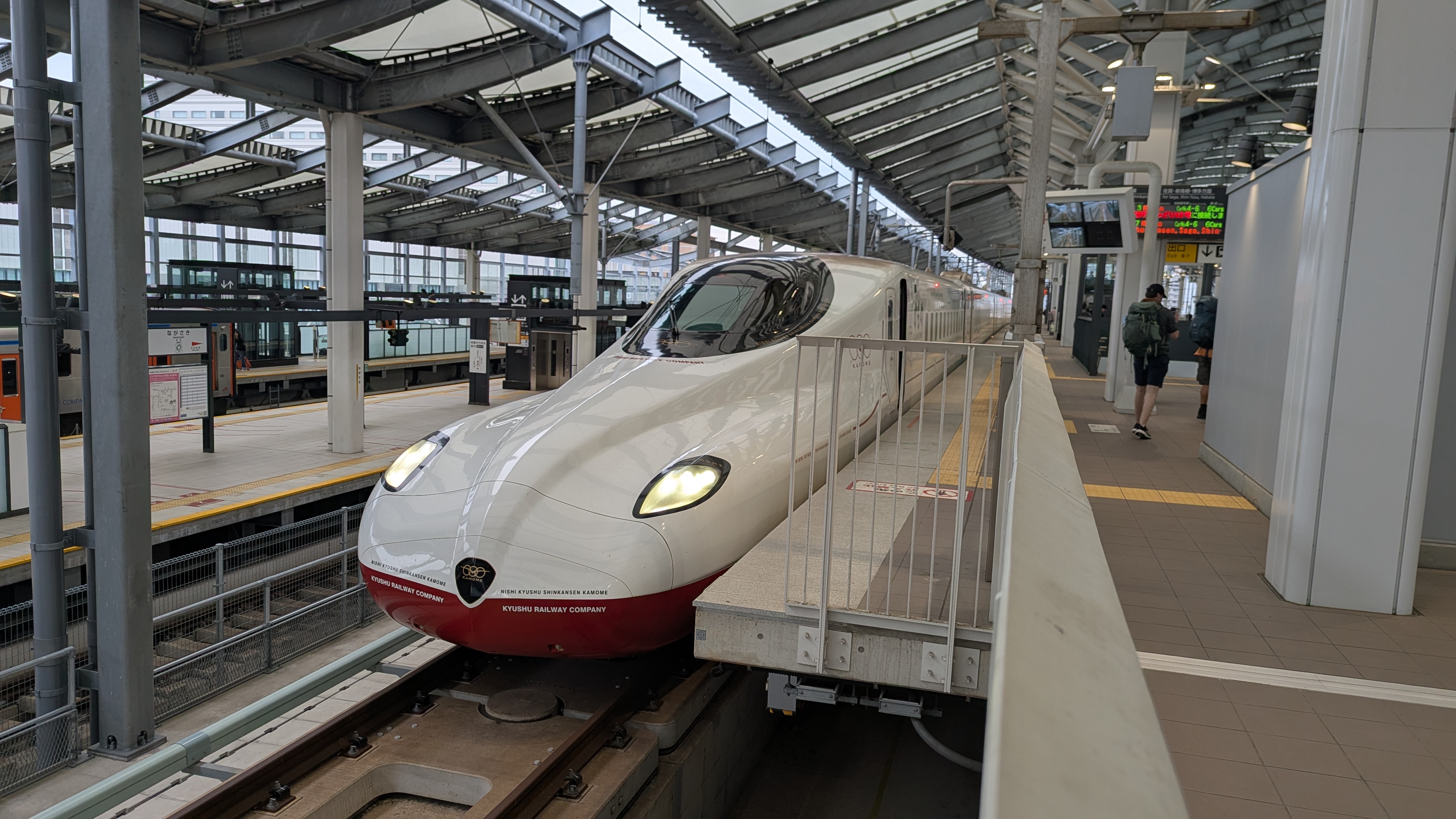 武雄温泉駅に停車する西九州新幹線かもめ