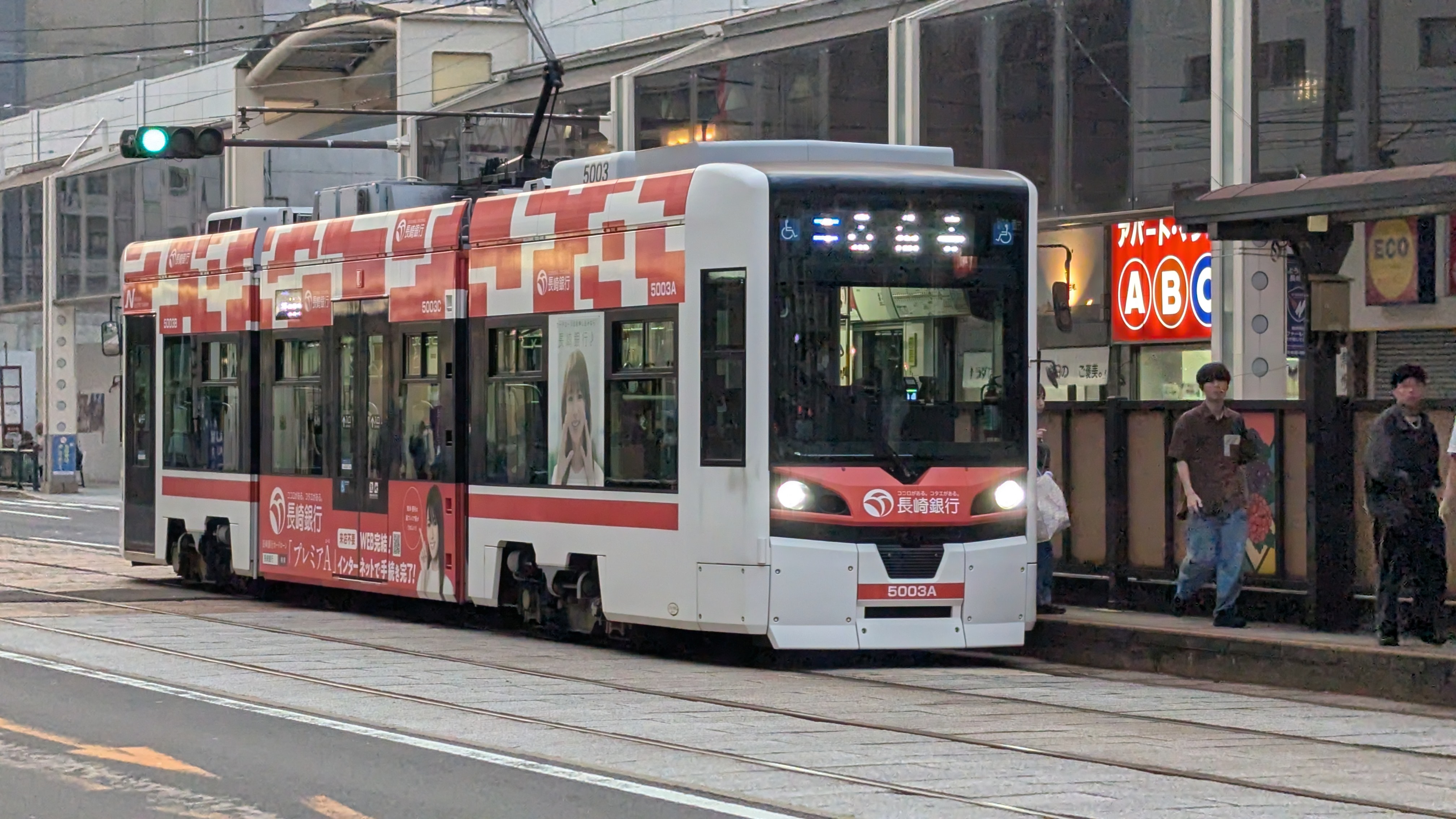 長崎市街を走る路面電車
