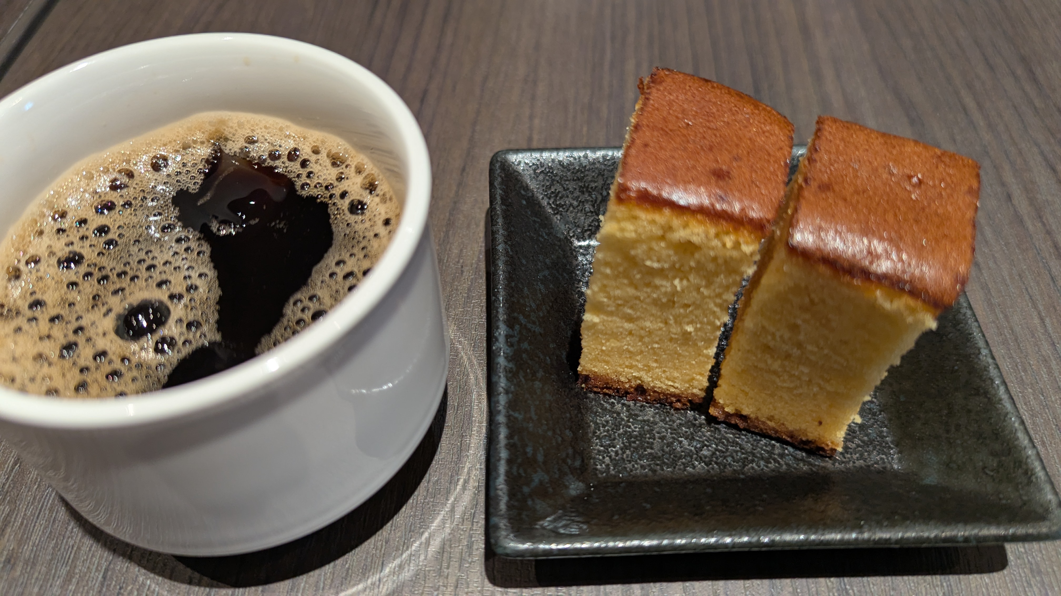 ホテル朝食のカステラとコーヒー