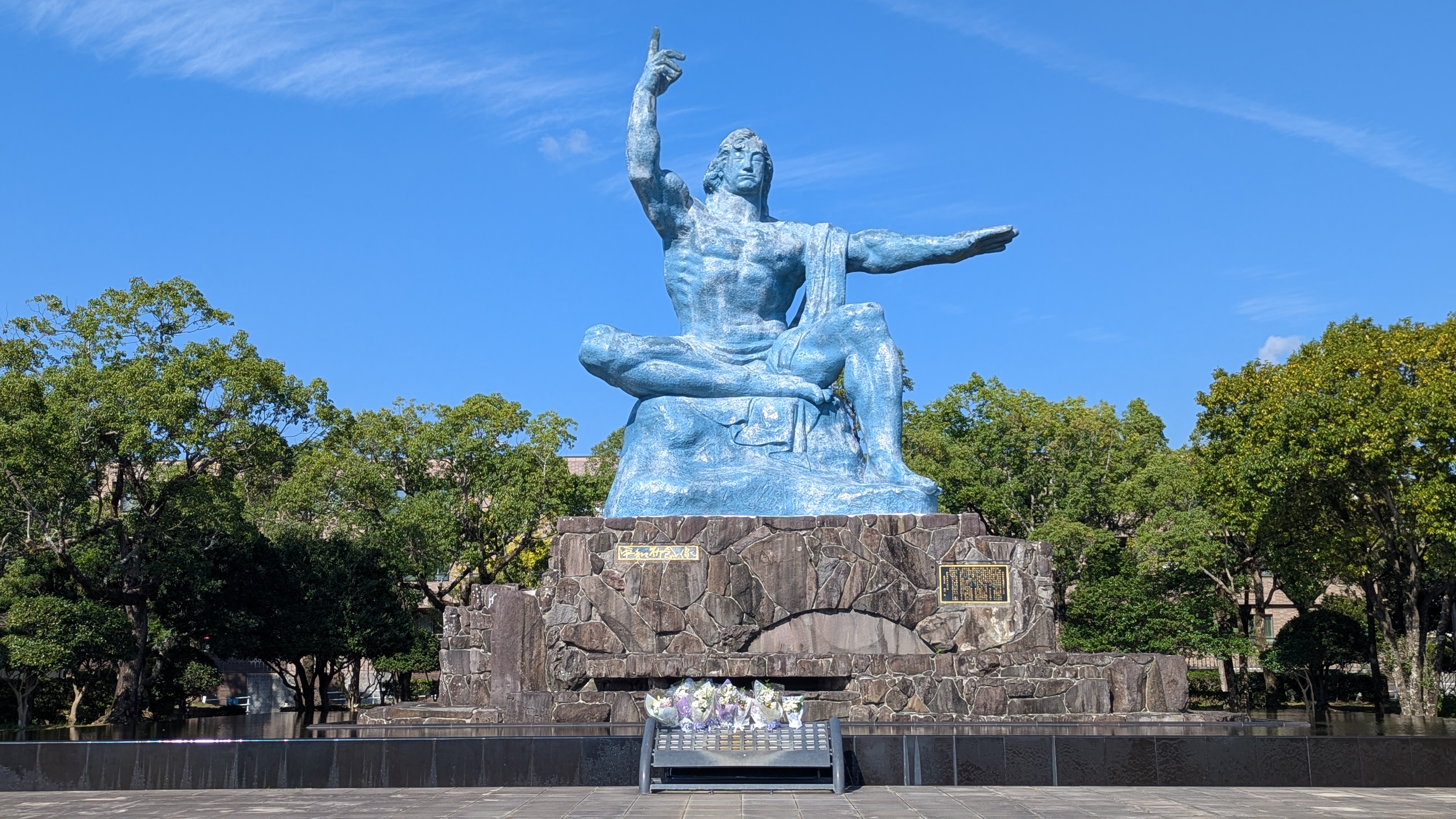 長崎平和公園の平和祈念像全景