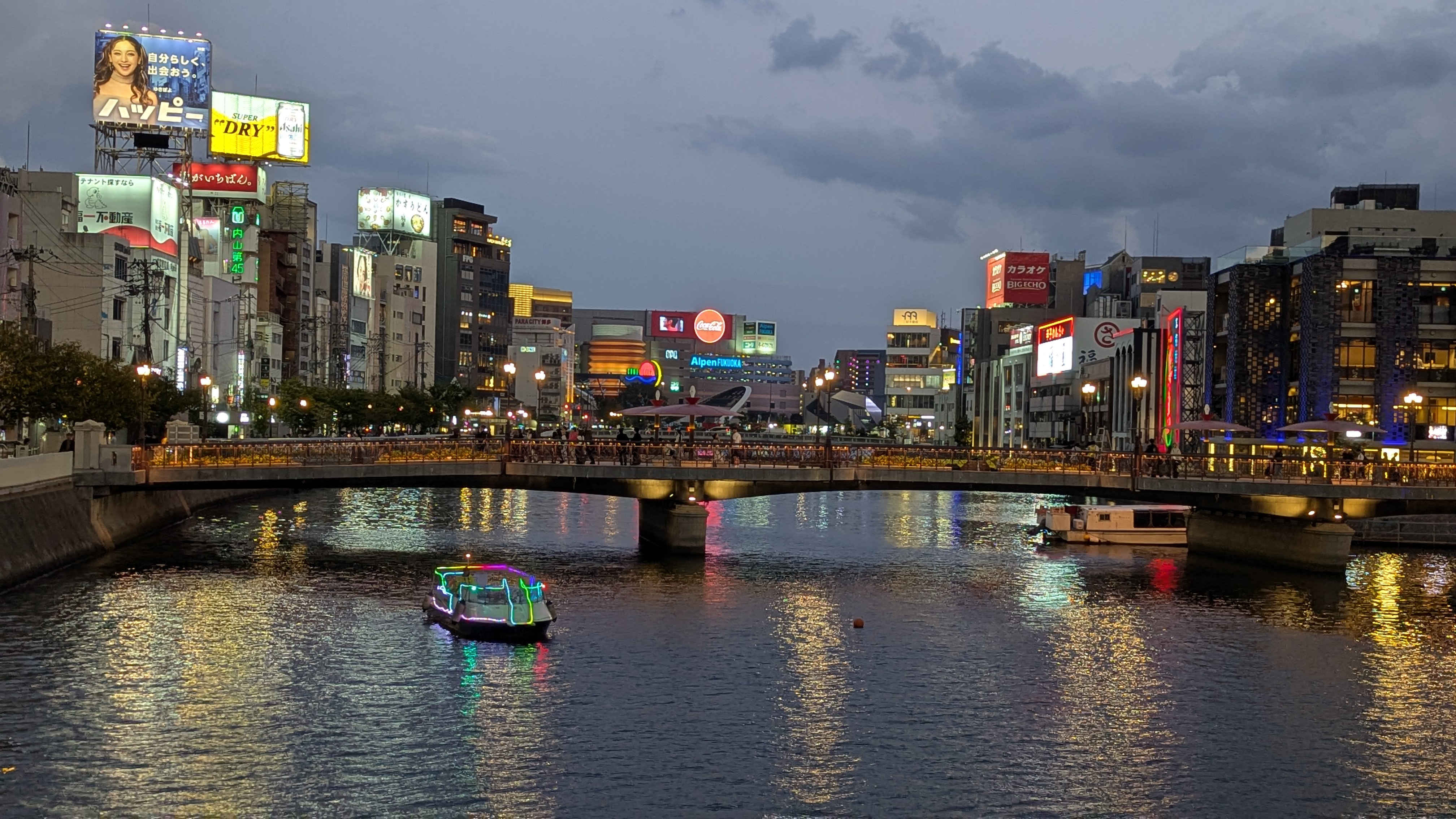 西大橋から見た那珂川と中洲の夜景