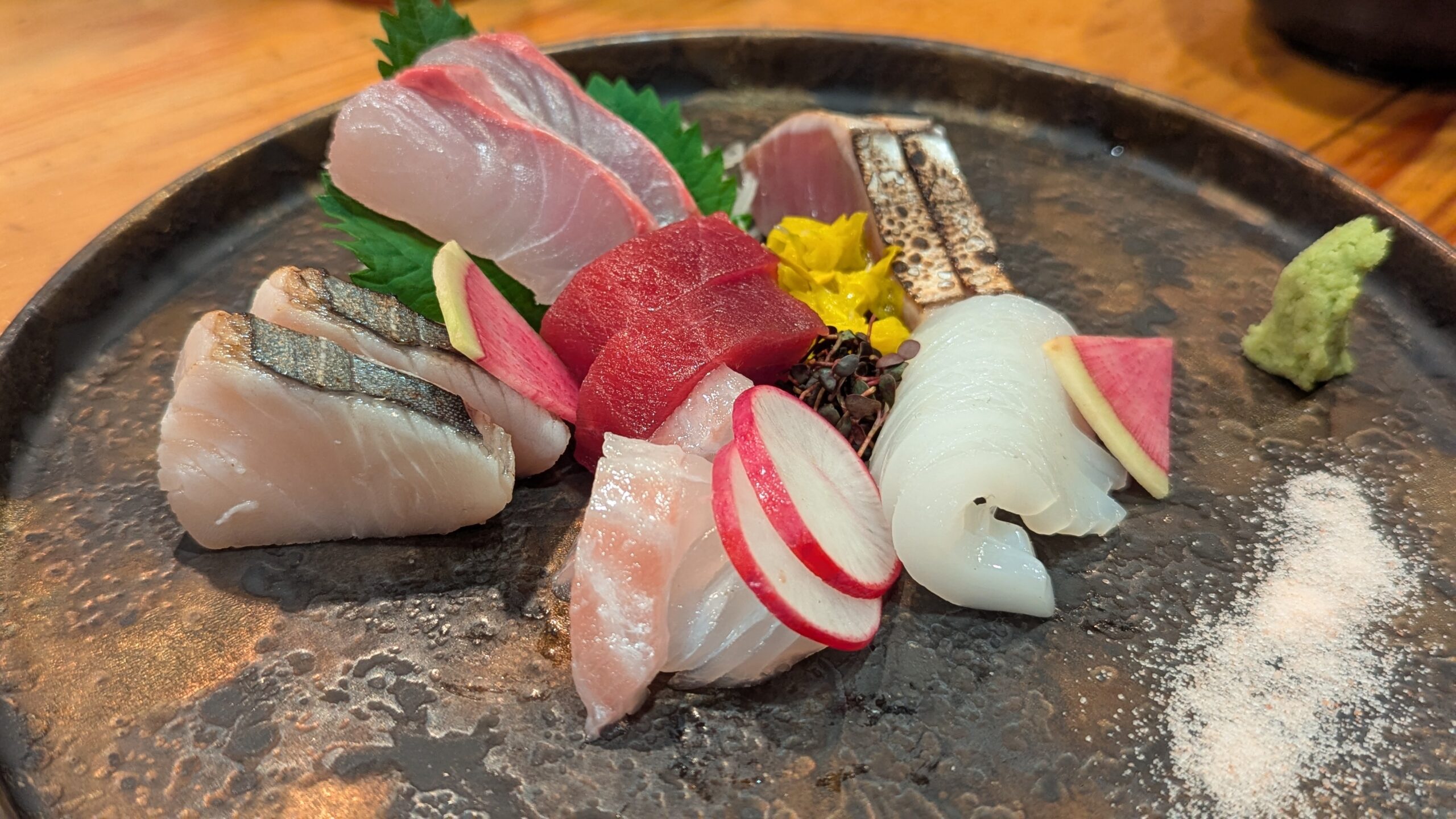 魚喜の色鮮やかな刺身盛り